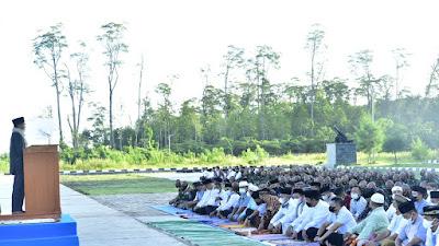 Penuh Khidmat dan Khusyuk, Prajurit Koarmada III Sholat Idul Fitri di Lapangan Apel Mako Koarmada III