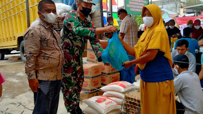 Anggota Koramil 17/Geumpang Dampingi Pelaksanaan Kegiatan Pasar Murah