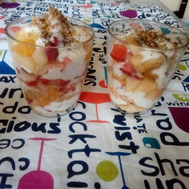 Vasos de Tutti Frutti con crema de yogurt y queso