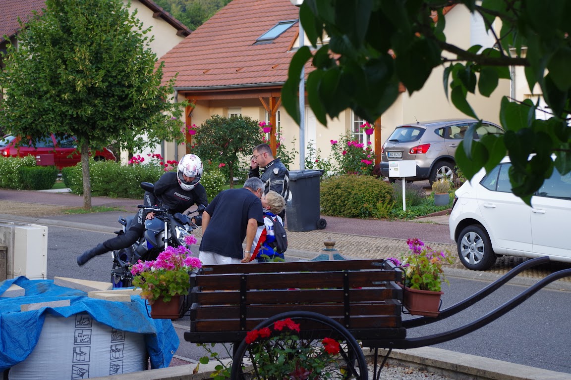 ARRIVEE D'AMELIE AVEC SA MOTO IMGP7372