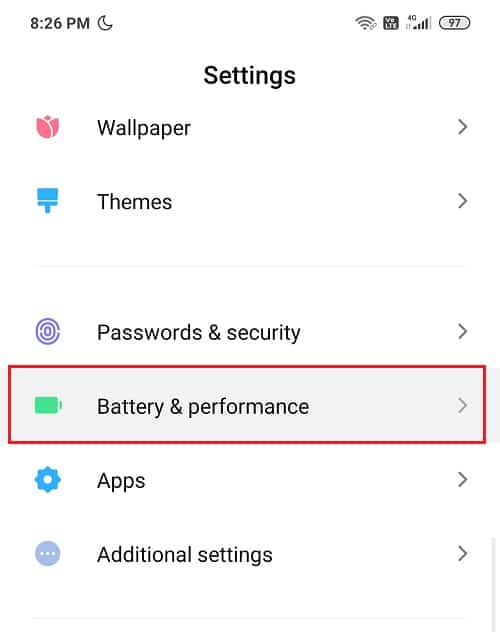 Vai su Impostazioni e quindi tocca "Batteria e prestazioni" |  Correggi il consumo della batteria di Google Play Services