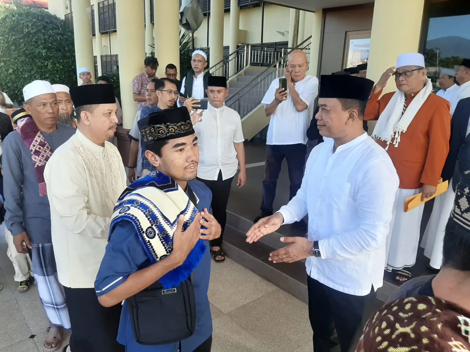 Usai Salat Ied Kapolda Irjen Pol Yudhiawan mendapat ucapan selama dari warga. (Foto: Indimanado.com/Dwi)