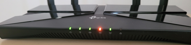 Посмотрите, горят ли индикаторы на вашем роутере TP-Link.