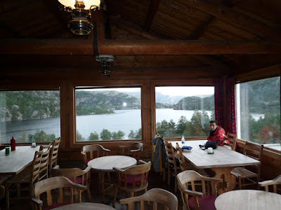 La sala común del albergue, Preikestolhytta