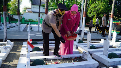 Hari Bhayangkara ke-76 Polres Pasuruan Ziarah Taman Makam Pahlawan