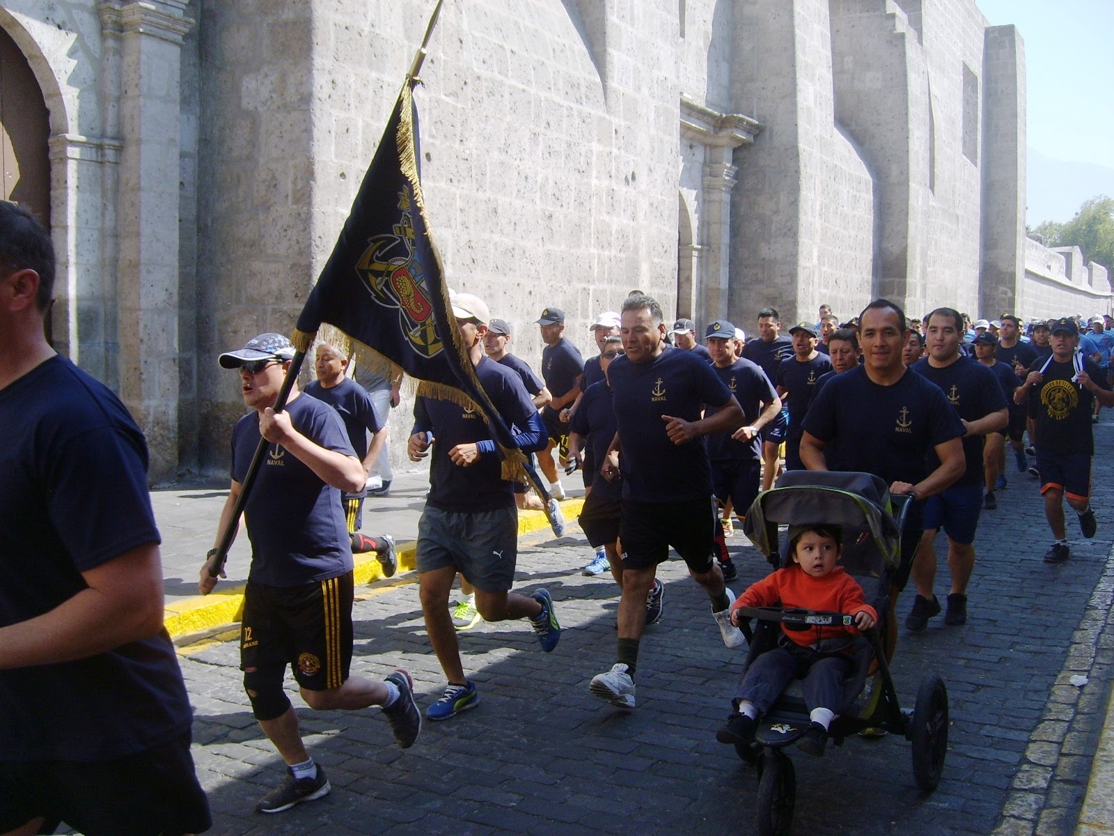 Arequipa,  grande e piccolo in corsa. di TAIDEMANA