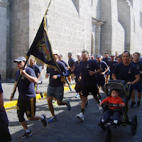 Arequipa,  grande e piccolo in corsa. di 