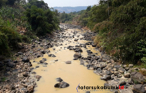 
Warga Cibadak Keluhkan Sungai Cicatih Keruh Kecoklatan
