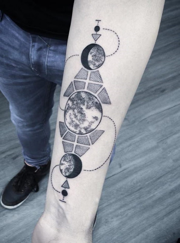 geomtrica_de_3_fases_lunares_antebraço_tatuagem