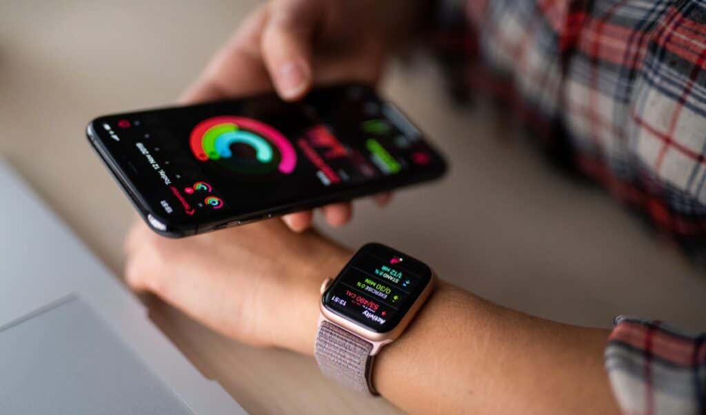 Alguien que vuelve a conectar un Apple Watch y un iPhone