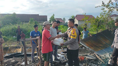 Kapolres Kuburaya Berikan Bansos Terhadap Warga Yang Terdampak Musibah Kebakaran,Desa PAL IX