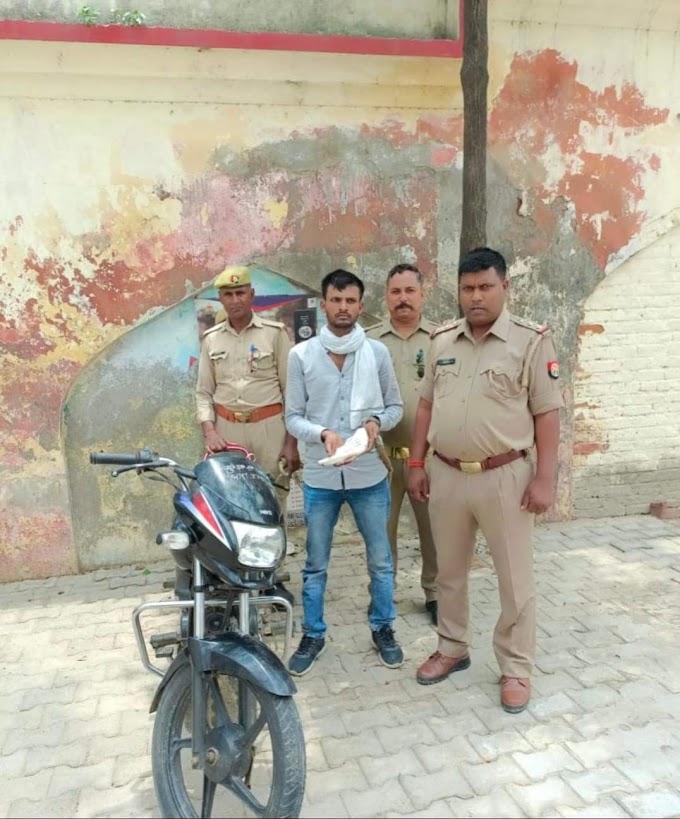 पुलिस नें तमंचा और चोरी की बाइक संग आरोपी को गिरफ्तार किया 