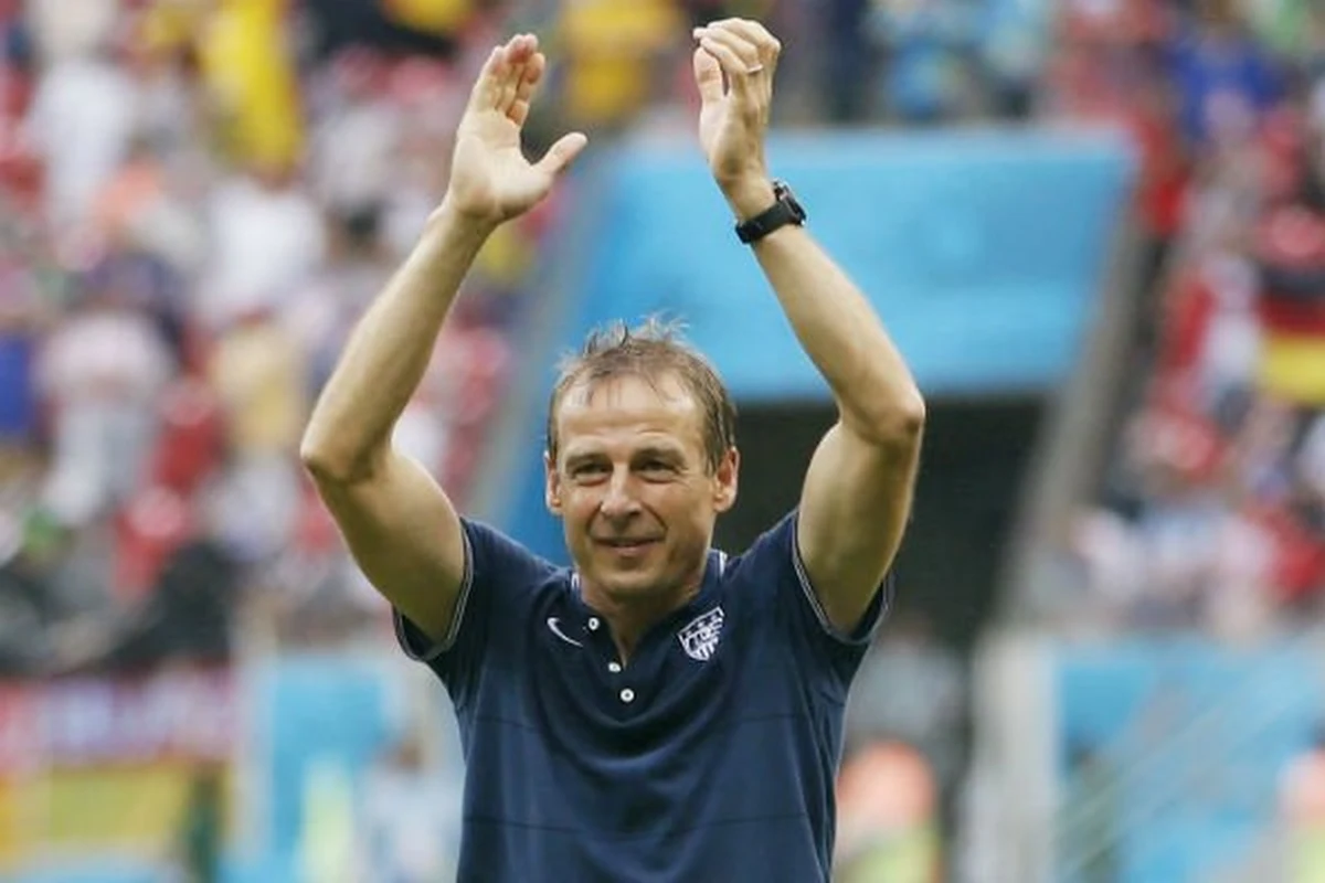 Voormalig topaanvaller Jürgen Klinsmann wordt in de bloemetjes gezet door Angela Merkel 