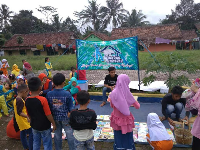 
Rumah Baca Bambu Biru Sukabumi, Butuh Sumbangan Buku 
