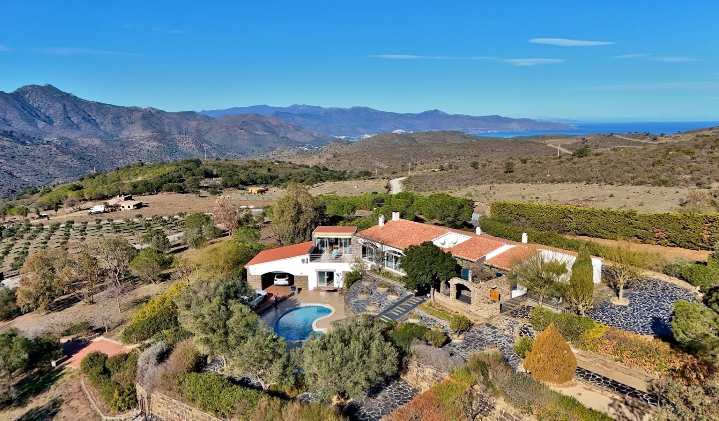 Villa with pool and garden Roses