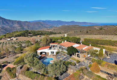 Villa with pool and garden 2