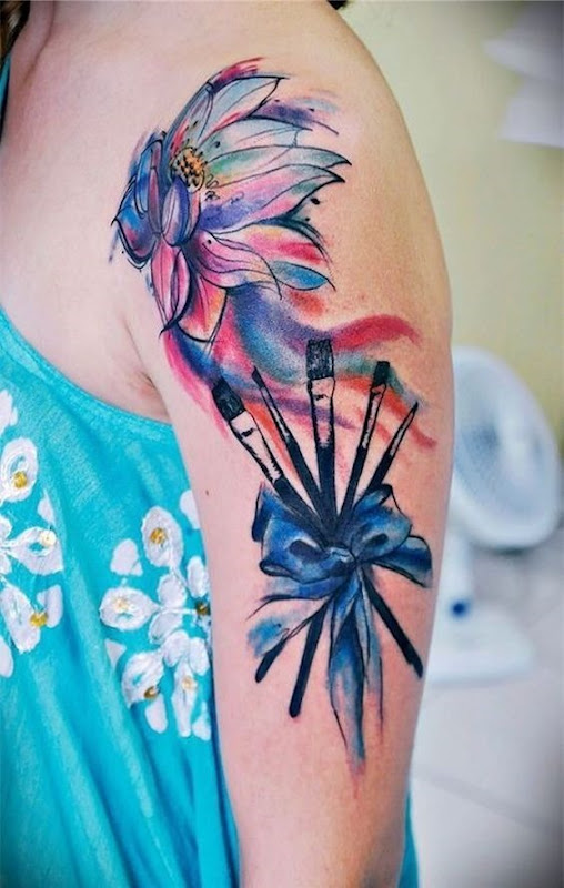 influenciado_lotus_e_pincis_braço_de_tatuagem