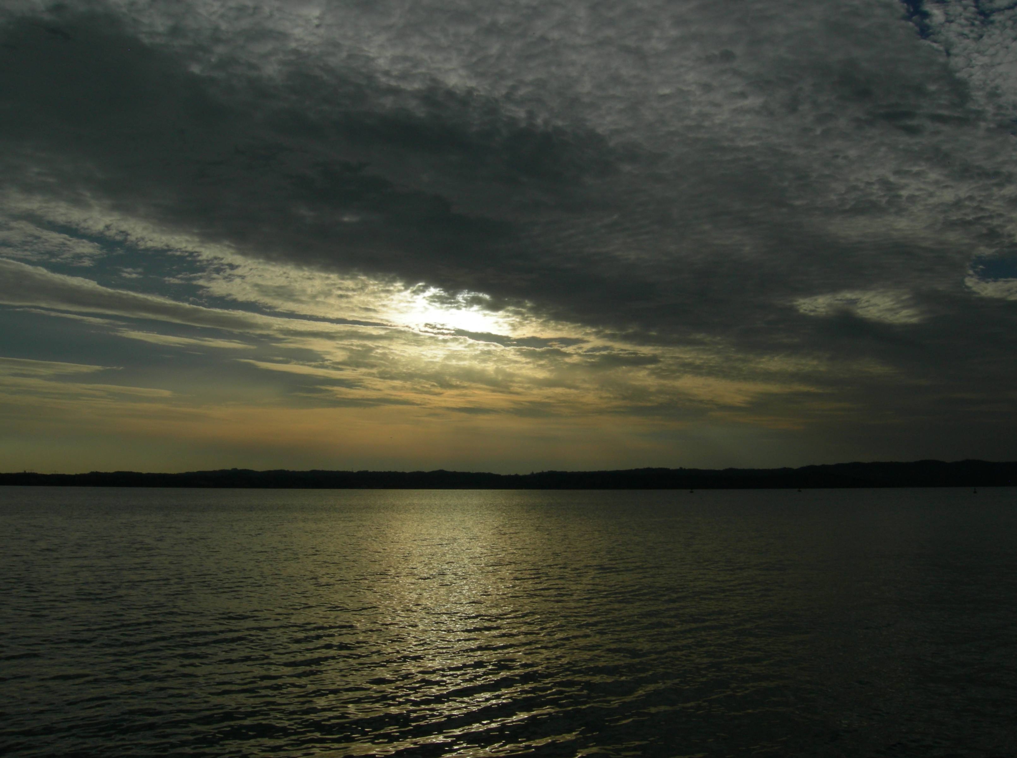 Tramonto sul lago di dan