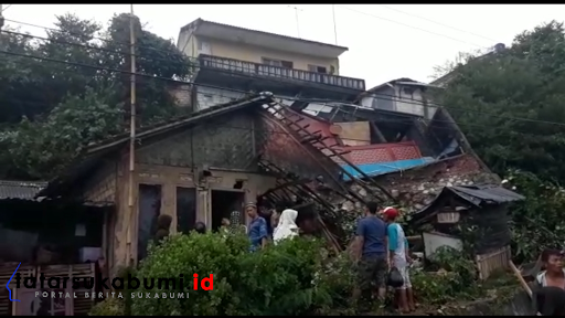 
Bagian Belakang Kantor TMC Polres Sukabumi Runtuh Timpa Rumah Warga 
