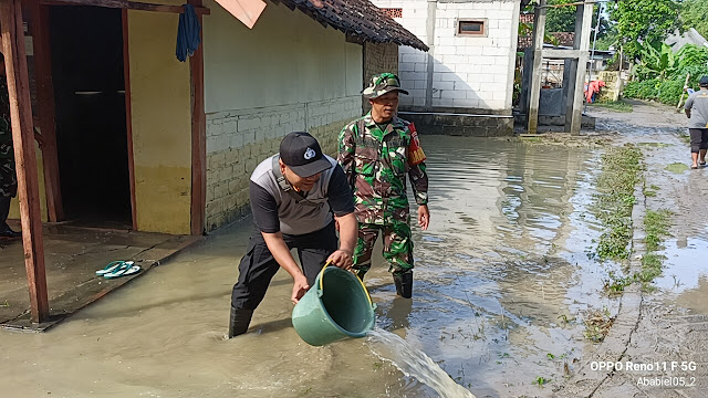 Polisi Bersama TNI dan Warga Gotong Royong Bersihkan Material Luapan Sungai Jurang Dandang di Nganjuk