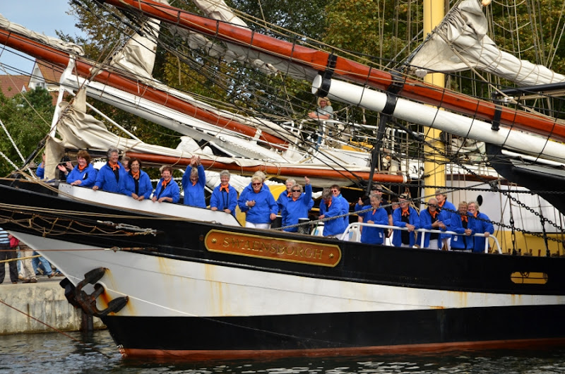 Aan boord van de ‘Swaensborgh’ genieten de Waddenwichter zichtbaar van de warme publieke belangstelling in Laboe.