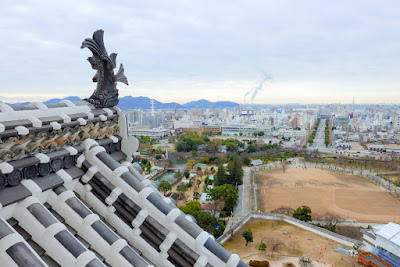 Besides the detail look at the mythical tiger-headed fish called kinshachi as a talisman for fire protection, that big boulevard you see on the right is the street we walked on from the train station