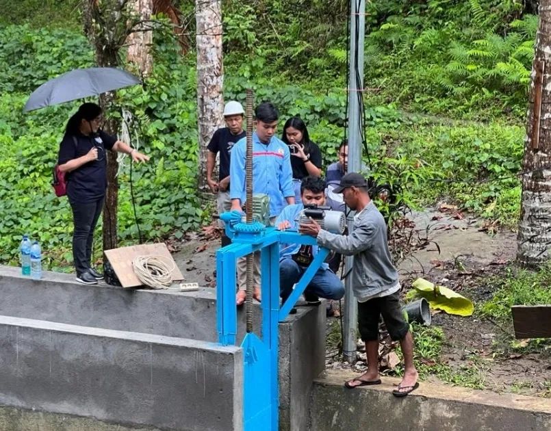 Polimdo berhasil mengembangkan pembangkit listrik tenaga mikro hidro (PLTMH) membantu membantu penerangan di jalanan Desa Wiau, Pusomaen, Minahasa Tenggara. (Foto istimewa)