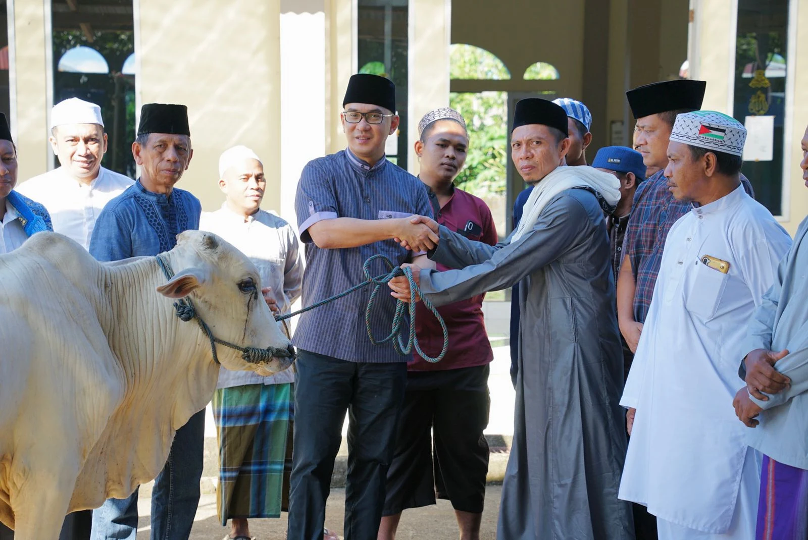 Bertempat di Pandu Kecamatan Bunaken Kakanwil menyerahkan hewan kurban berupa 1 ekor sapi. Pemberian hewan kurban ini merupakan momen dalam memupuk semangat sinergi, kolaborasi dan kepedulian terhadap sesama. (Foto istimewa)