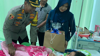 Wakapolresta Banda Aceh Berikan Tali Asih Kepada Pasien Operasi Bibir Sumbing