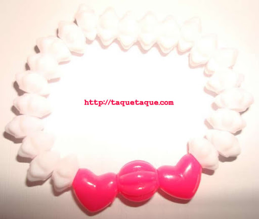 pulsera blanca y fucsia