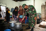 Ibu-Ibu Dukuh Senden Guyub Rukun Sediakan Menu Makan Satgas TMMD