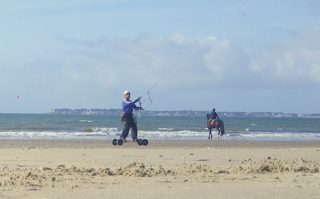 Vers l'estuaire de la Loire (Pornichet/LaBaule, St Brévin...) au fil du temps... - Page 18 Kitesurf_09_11_2015_15w