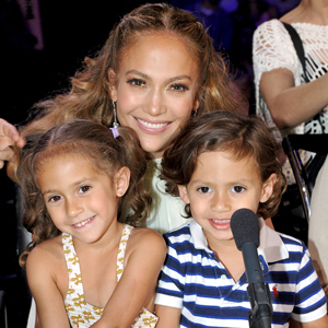 파일:external/www.eonline.com/300.jlo.emme.max.mh.051112.jpg