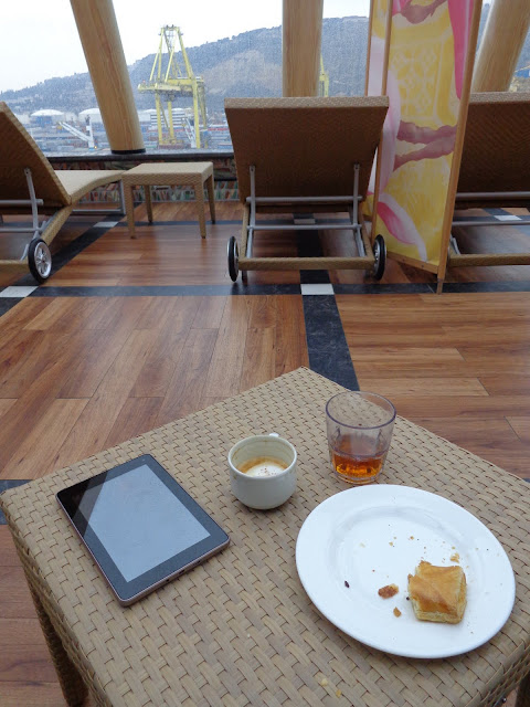 А включите-ка мне усилители качки! А подайте-ка белых пиджаков. Costa Paсifica февраль 13г