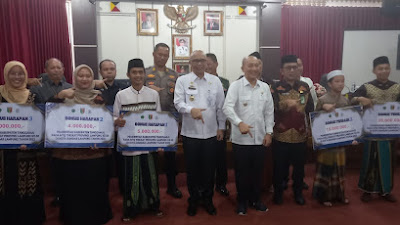 Pj. Bupati Mulyadi Irsan Berikan Bonus Tali Asih Kafilah MTQ Tanggamus Pada Event MTQ ke-50