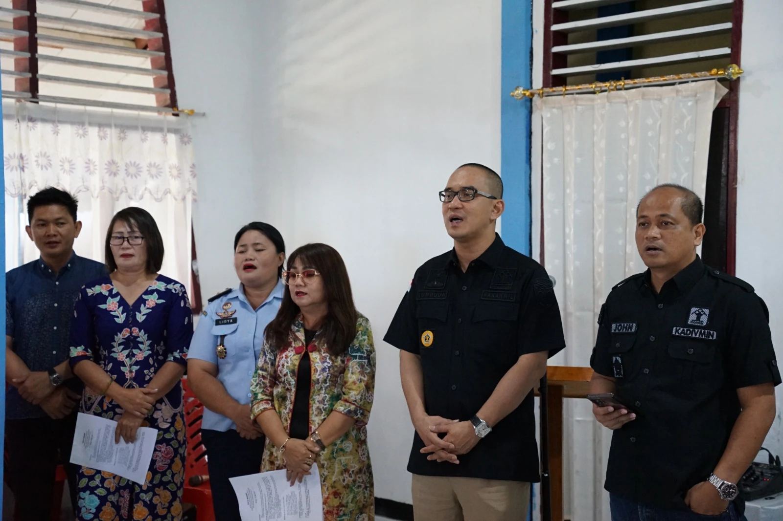 Kepala Kantor Wilayah Kementerian Hukum dan Hak Asasi Manusia Sulawesi Utara Ronald Lumbuun saat menghadiri kegiatan Ibadah Hari Minggu di Gereja Paulus Lembaga Pembinaan Khusus Anak (LPKA) Kelas II Tomohon Minggu 
(28/05). (Foto istimewa)