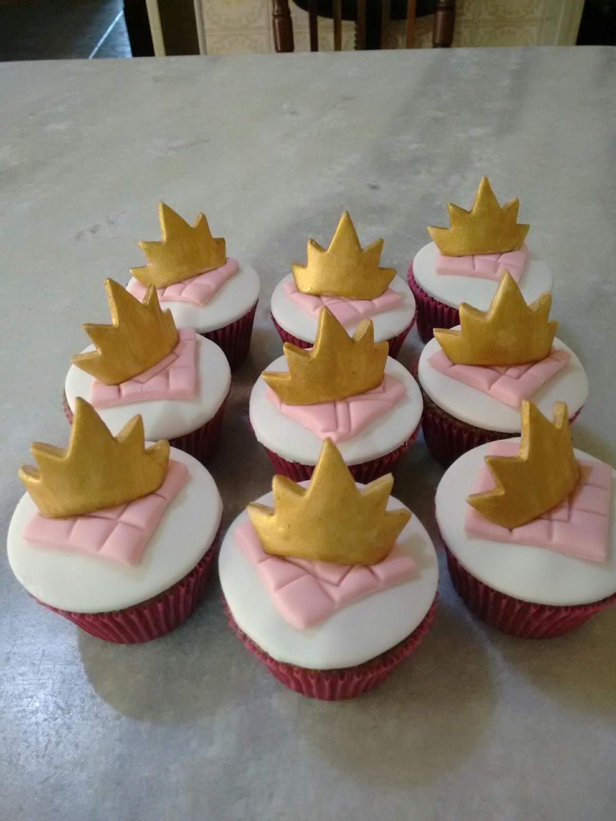 DOLORES DOCES E SALGADOS POR ENCOMENDA: Bolo e mini cupcakes