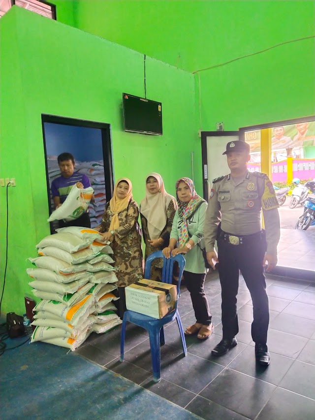 Polsek Ciamis Polres Ciamis Awasi Distribusi Bantuan Beras 10 Kg ke Warga Kelurahan Sindangrasa