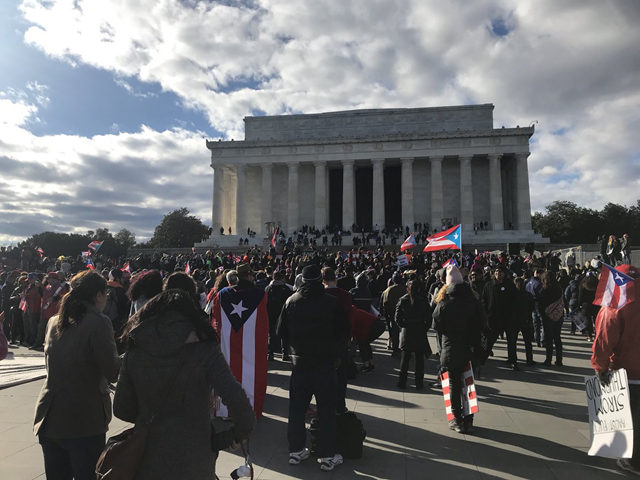 Hundreds of demonstrators amass in front of the Lincoln Memorial for a Unity March in support of disaster relief for hurricane-ravaged Puerto Rico, 19 November 2017. Photo: Kelyn Soong / Twitter