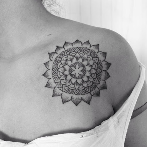 Mandala tatuagens no ombro da frente