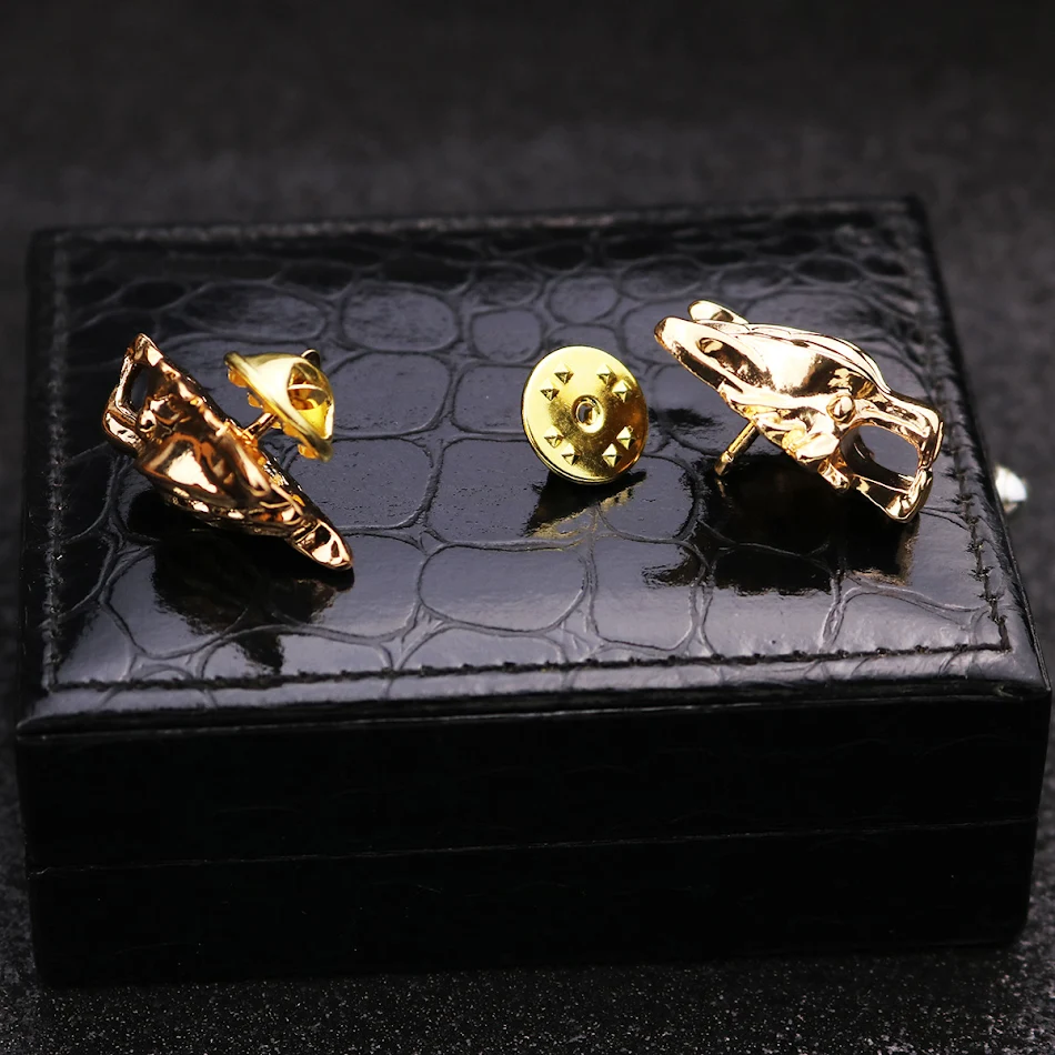 Corsage tête de loup, un accessoire unique et élégant pour les événements spéciaux. Ajoutez une touche sauvage et sophistiquée à votre tenue.