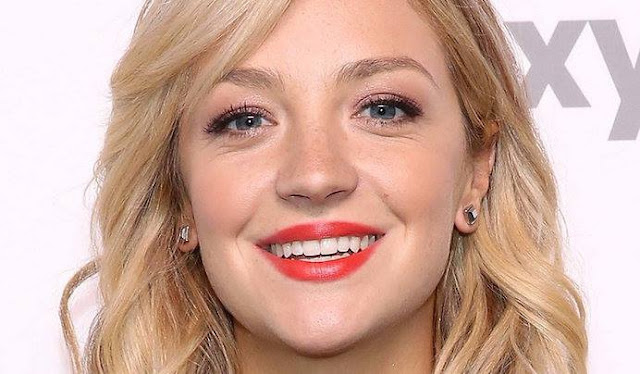 Abby Elliott Profile Pics Dp Images