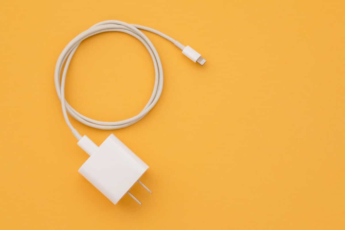 Sprawdź swoją ładowarkę i kabel USB