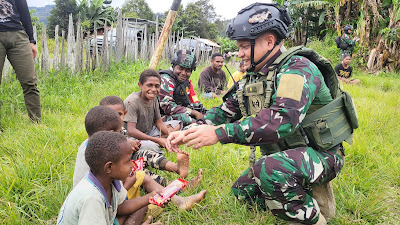 TNI Berikan Trauma Healing Kepada Masyarakat Kampung Tulo Pegunungan Bintang