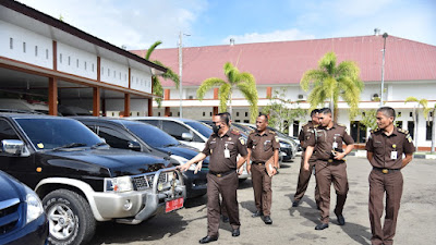 Kajati Aceh Melakukan Pemeriksaan Kendaraan Dinas Operasional Kejati Aceh