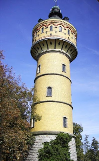 Le château d'eau de Sélestat a une architecture vraiment remarquable...