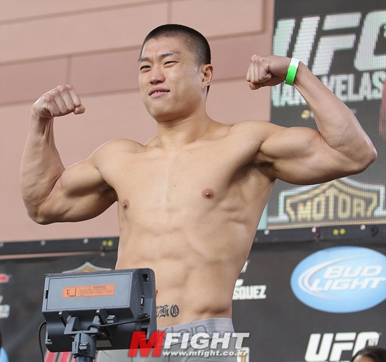 파일:/image/275/2010/10/23/resize_ufc121_weighin_04.jpg