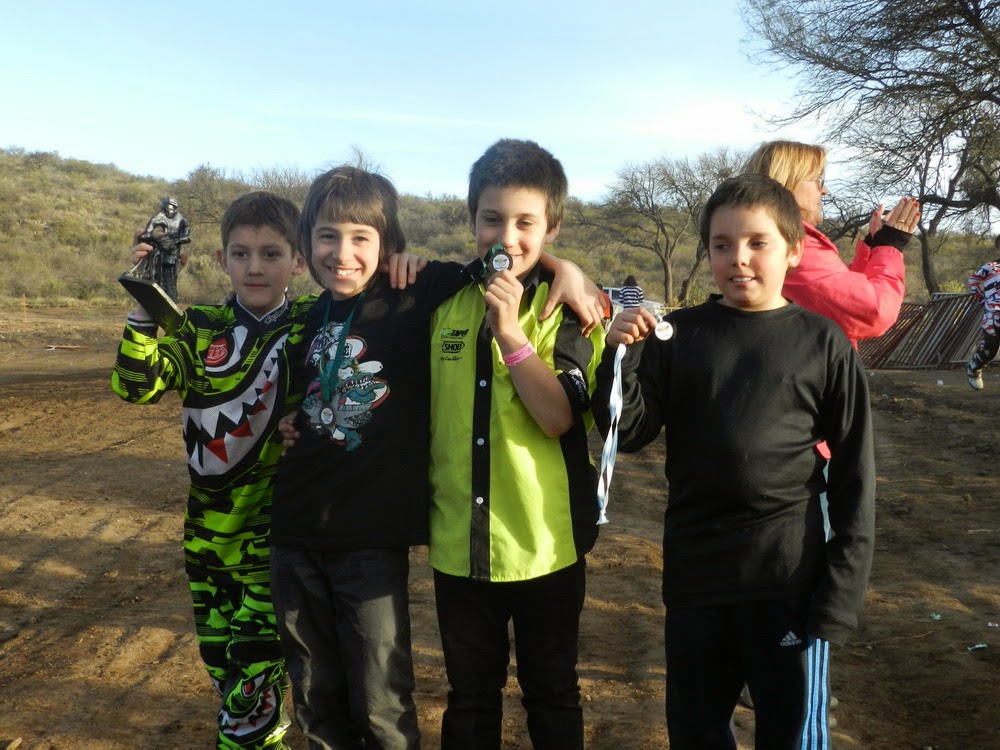 Los chicos, felices, luego de la carrera.