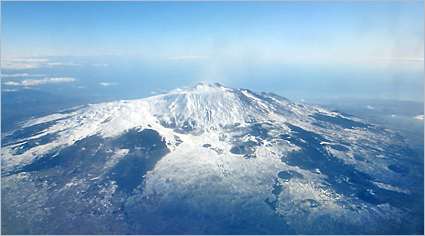 Sizilien - Blick auf den Ätna vom Flugzeug aus im Januar 2012.