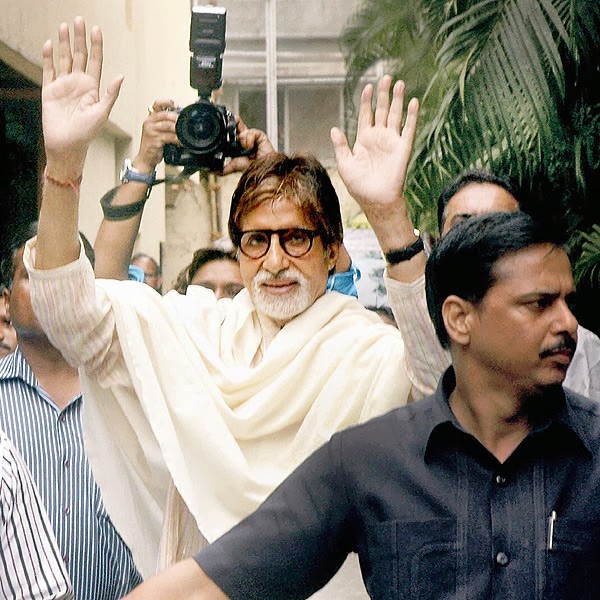 B'wood's Big B aka Amitabh Bachchan waves to the fans on his 71st b'day, in Mumbai, on October 11, 2013. 